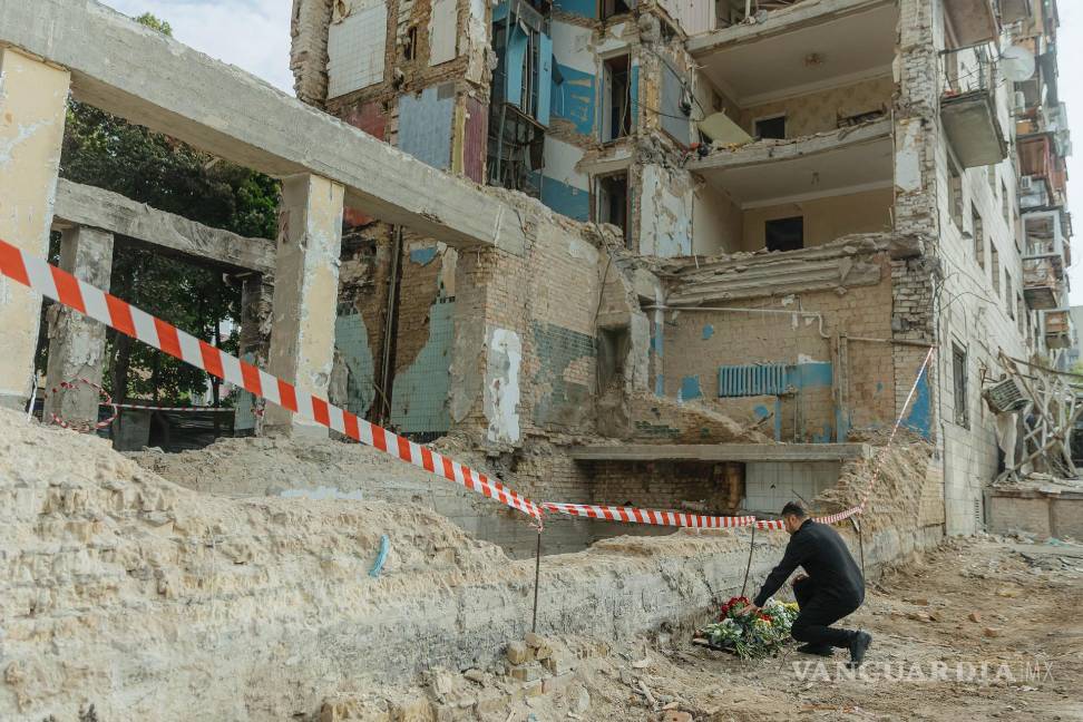 $!Volodymyr Zelensky, visita el lugar de un ataque ruso contra un edificio en Solomianskyi de Kiev, Ucrania. Rusia, por primera vez, es el país menos pacífico del mundo en el IPG de 2025.