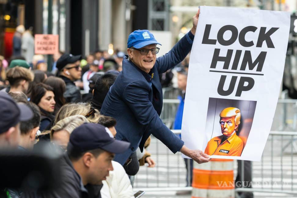 $!Un manifestante sostiene una pancarta frente a la Trump Tower en Nueva York.