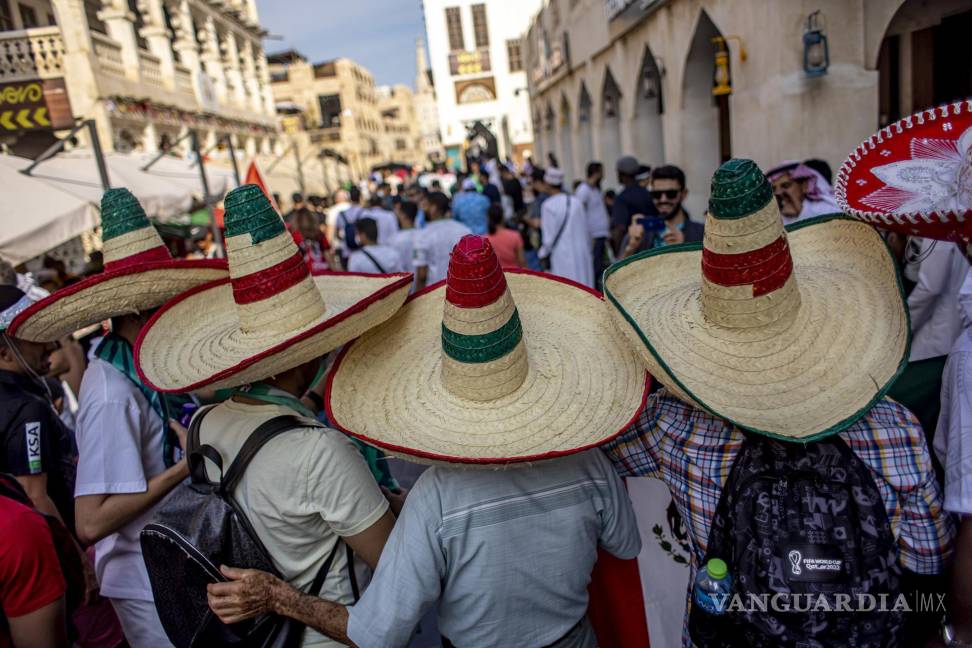 $!Fans de México recorren las calles de Qatar.