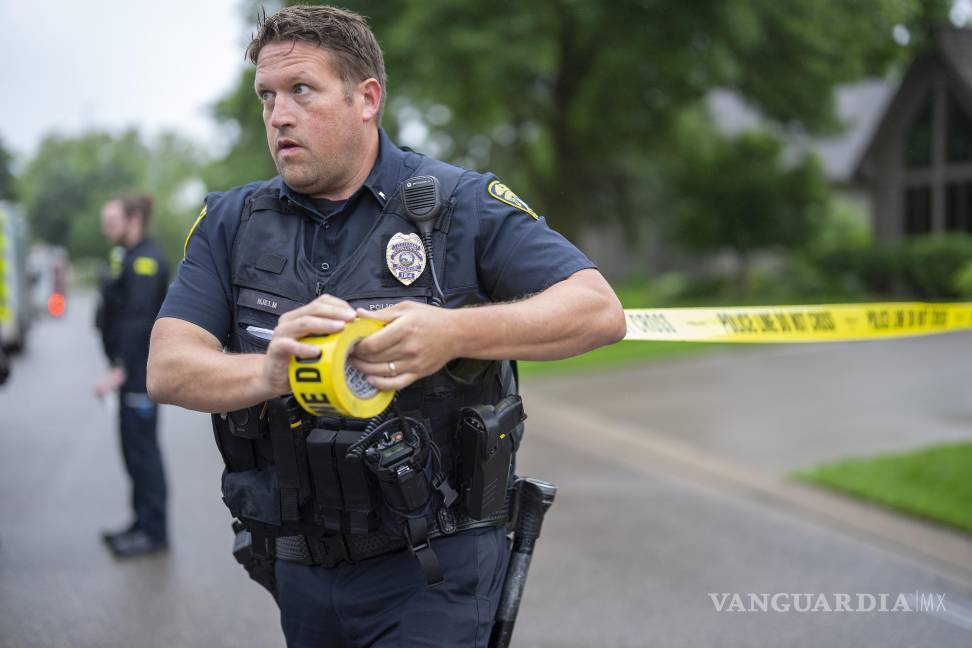 $!El teniente Hjelm de la policía establece un perímetro con cinta policial cerca de la escena de un tiroteo en el que fallecieron Melissa Hortman y su marido.