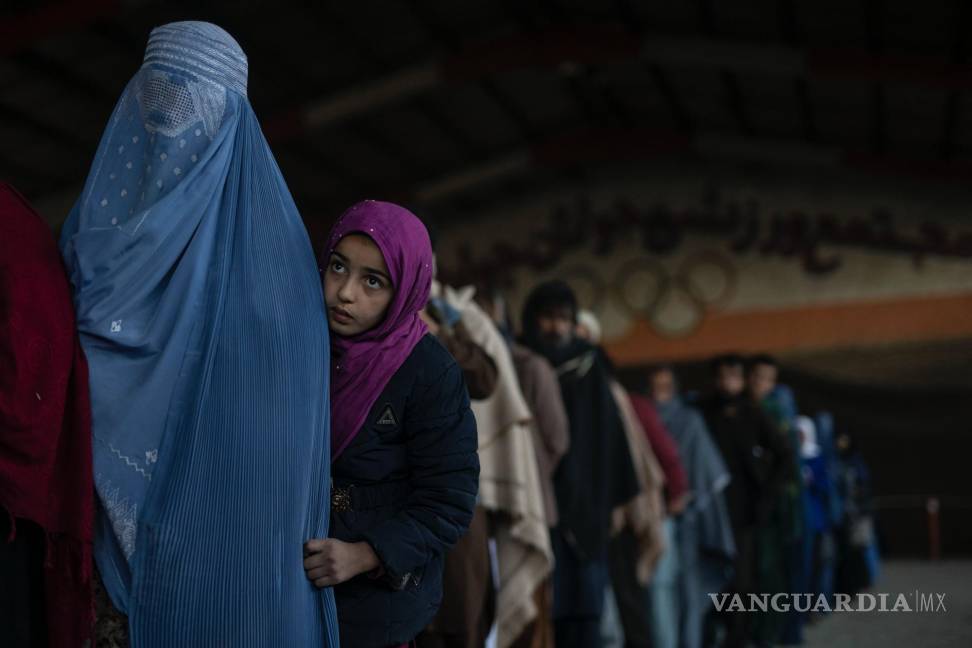 $!Mujeres esperan en fila para recibir dinero en efectivo durante una entrega de ayuda del Programa Mundial de Alimentos, en Kabul, Afganistán.