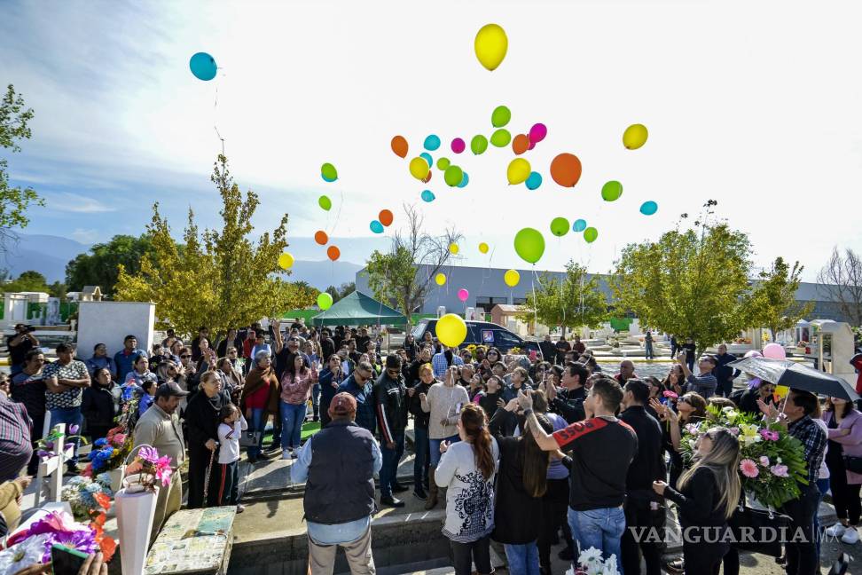 $!Familias y asistentes despidieron a Ociel Baena lanzando globos al aire.