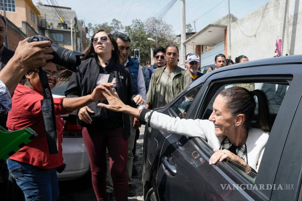 $!Claudia Sheinbaum, saluda a sus seguidores al salir de un colegio electoral después de votar en las elecciones generales en la Ciudad de México.