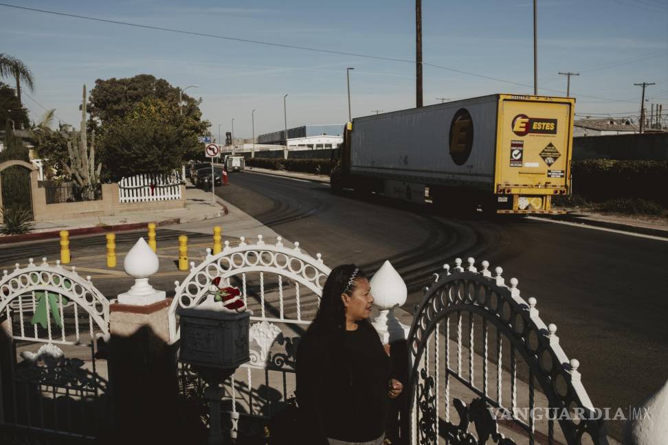 $!Cerca del complejo del puerto de Los Ángeles, los habitantes se quejan de la contaminación de los camiones de carga.