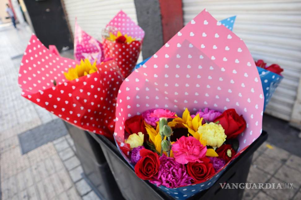 $!Los ramos de flores pasaron de entre 250 y 300 pesos hasta los 550 pesos en muchas de las florerías de la Zona Centro y sur de Saltillo.