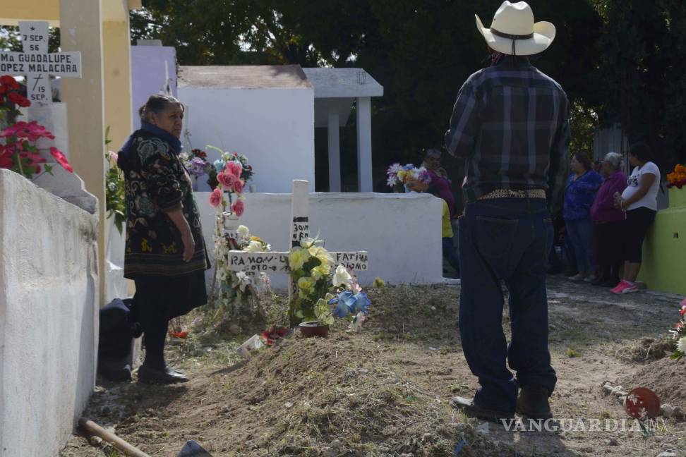 $!En el Día de Muertos, ellos no olvidan ni dejan solos a sus seres queridos [FOTOS]