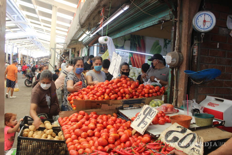 $!En los mercados de Torreón, la gente baja la guardia ante el COVID-19