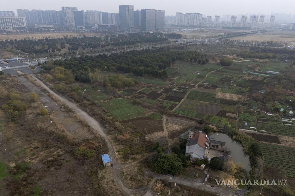 $!Un tejado azul equipado con cámaras y luces de vigilancia policial se ve cerca de la casa de Yang Guoliang en Changzhou en la provincia oriental china de Jiangsu.