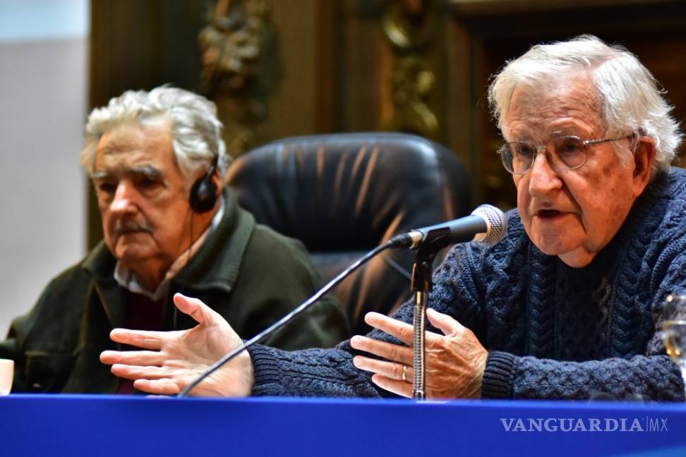 Amenaza la corrupción con hundir los procesos progresistas, afirma Noam Chomsky