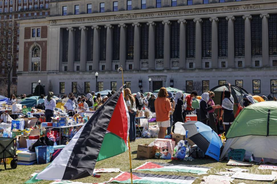 $!Los estudiantes propalestinos continúan acampando en el campus de la Universidad de Columbia en Nueva York.