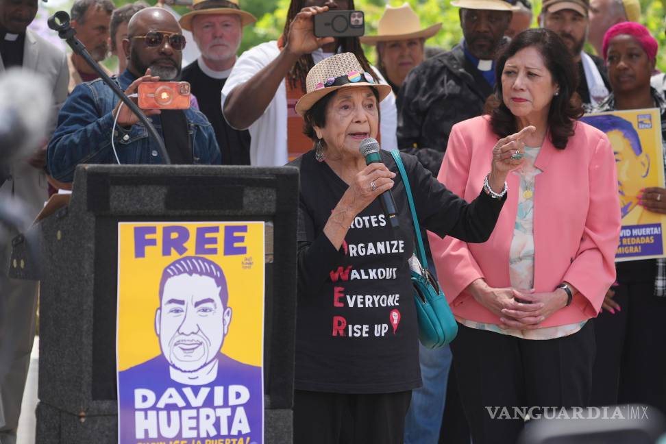 $!Civil rights legend Dolores Huerta, 95, speaks at a rally in Los Angeles, Monday, June 9, 2025, calling for the release of labor union leader David Huerta, who was arrested during a protest on June 6. (AP Photo/Damian Dovarganes)