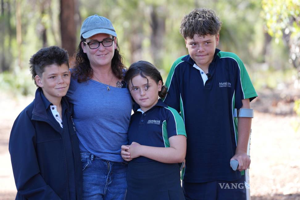 $!Austin Appelbee (d), su hermano Beau (i), su madre Joanne (segunda desde la izquierda) y su hermana Grace en Gidgegannup, Australia.