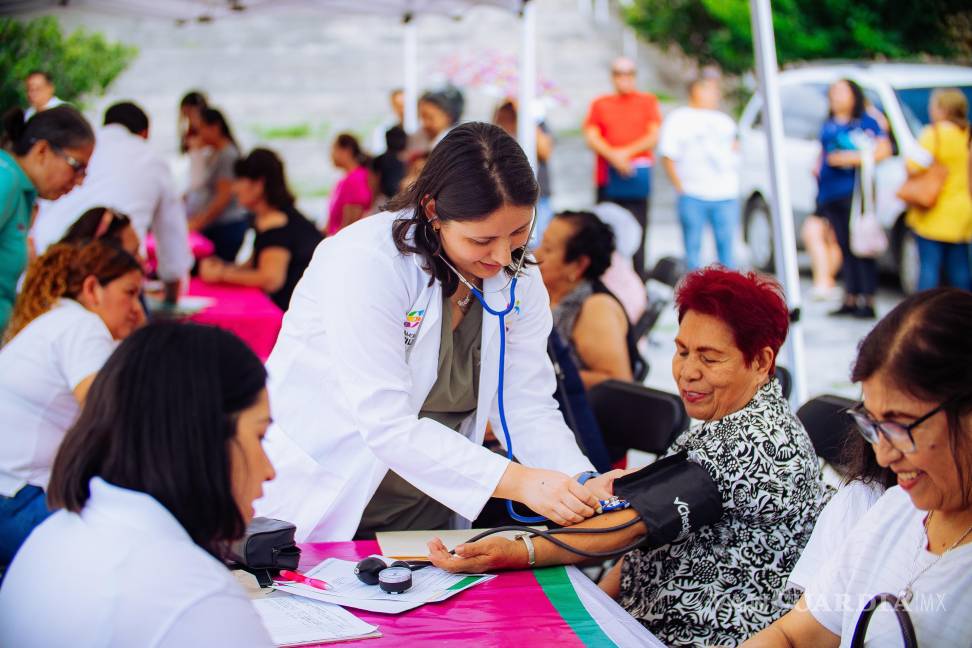$!Personas de la colonia Teresitas acudieron al programa para recibir atención médica.