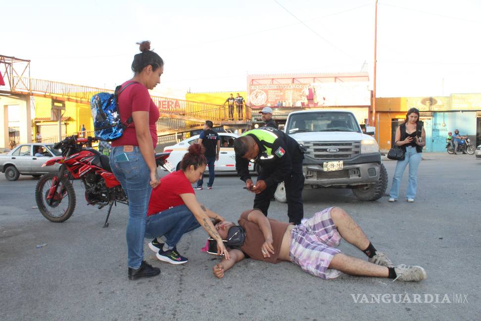 Camioneta le quita el paso a motociclista y lo manda al Hospital General de Saltillo