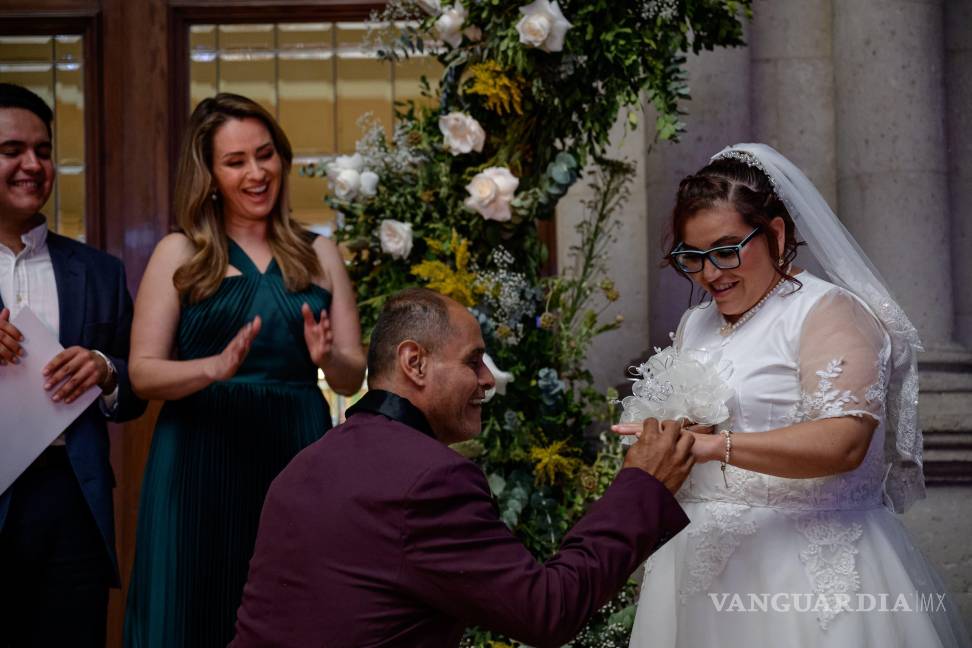 $!Las parejas celebraron su enlace con vals, pastel y cena tras recibir sus actas matrimoniales.