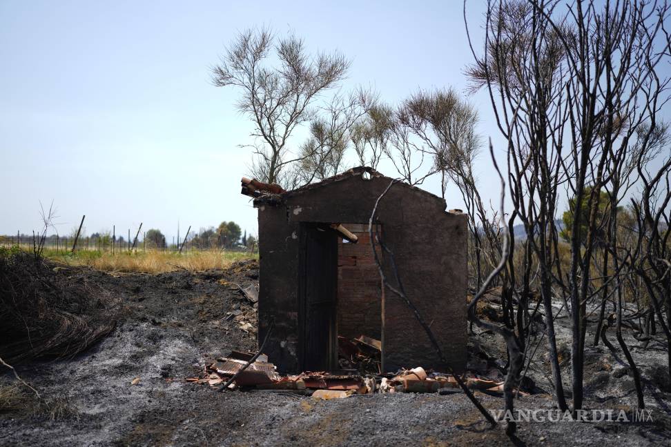 $!Una casa quemada durante el mayor incendio forestal de Francia en décadas, cerca de Camplong-d’Aude, en el sur de Francia