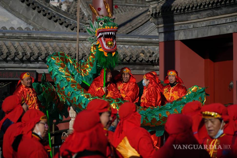 $!Danzantes esperan para actuar en el templo Dongyue en el primer día del Año Nuevo Lunar, en Beijing.