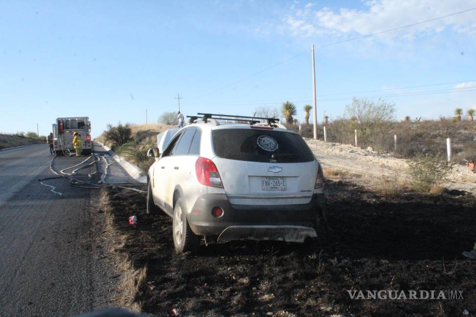 Camioneta se incendia a orilla de carretera federal; el conductor se salvó de milagro