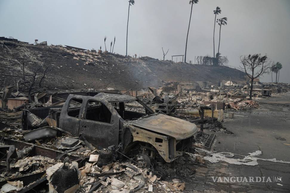 $!Un vehículo y otras estructuras se queman mientras el incendio de Palisades arrasa un vecindario en el barrio de Pacific Palisades de Los Ángeles.