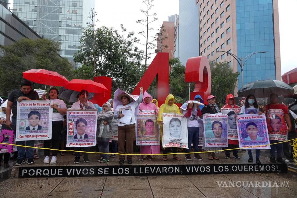 $!Padres y madres de los 43 normalistas de Ayotzinapa, marcharon para exigir justicia en la marcha 160 en CDMX.