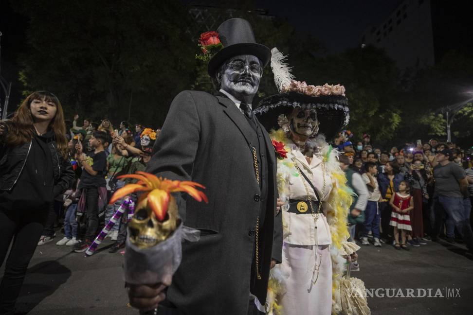 $!Personas caracterizadas de Catrinas participan en la Procesión de Catrinas como parte de las celebraciones por el Día de Muertos, en Ciudad de México.