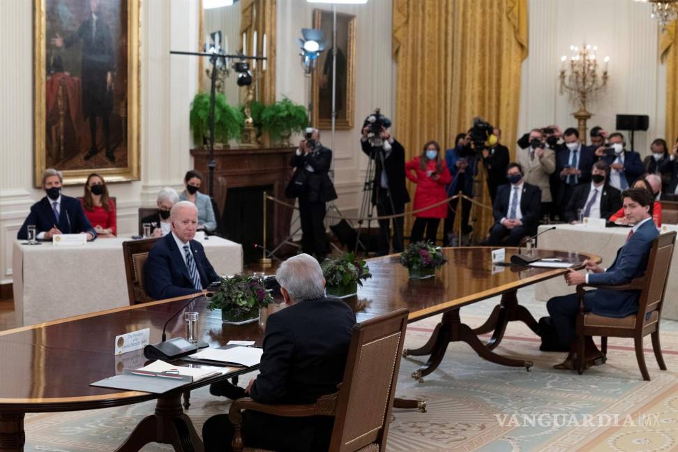 $!(De izquierda a derecha) El presidente de Estados Unidos, Joe Biden, el presidente de México, Andrés Manuel López Obrador, y el primer ministro de Canadá, Justin Trudeau, durante la Cumbre de Líderes de América del Norte (NALS) en la Casa Blanca en Washington, DC. EFE/EPA/Chris Kleponis