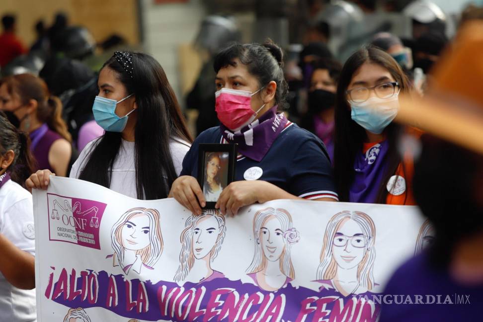 $!CIUDAD DE MÉXICO (MÉXICO), 25/11/2019.- Organizaciones feministas y sociedad civil protestan con motivo del Día Internacional de la Eliminación de la Violencia contra la Mujer hoy, en Ciudad de México (México).