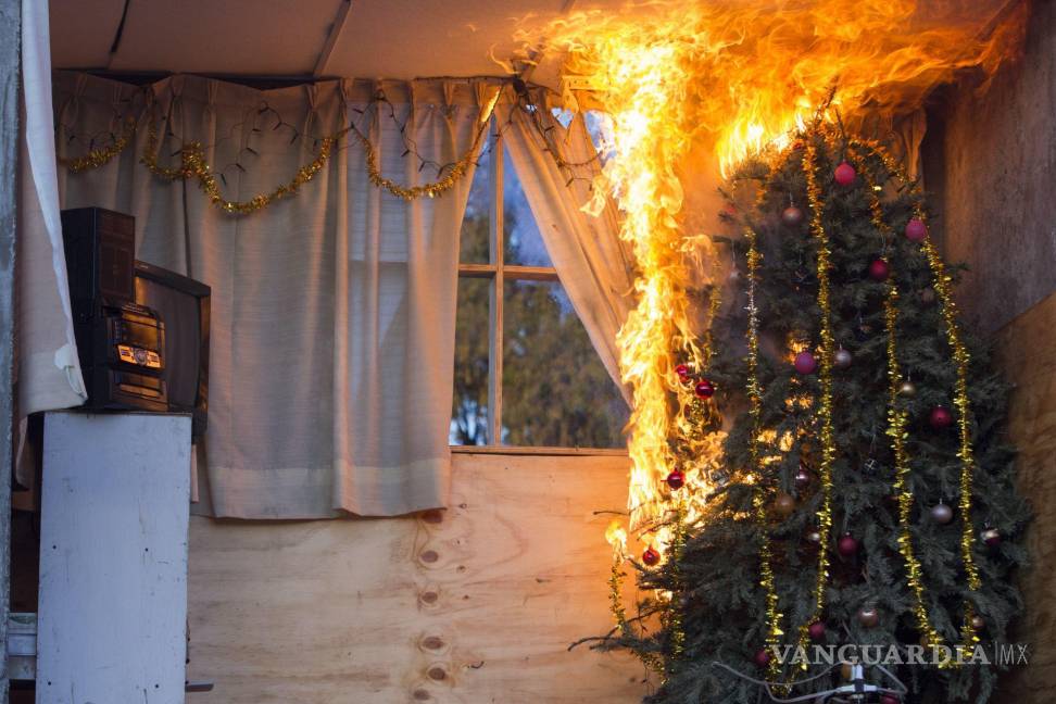 $!Demostración del Cuerpo de Bomberos de un incendio de un pino de Navidad.