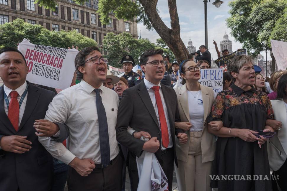 $!Trabajadores del poder judicial protestando el mes pasado contra la reforma judicial frente a la Suprema Corte de Justicia, en Ciudad de México.