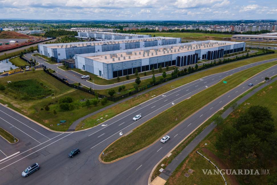 $!Centros de datos que albergan servidores informáticos y hardware que respaldan el uso moderno de Internet, como la IA, en Ashburn, Virginia, el 16 de julio de 2023.