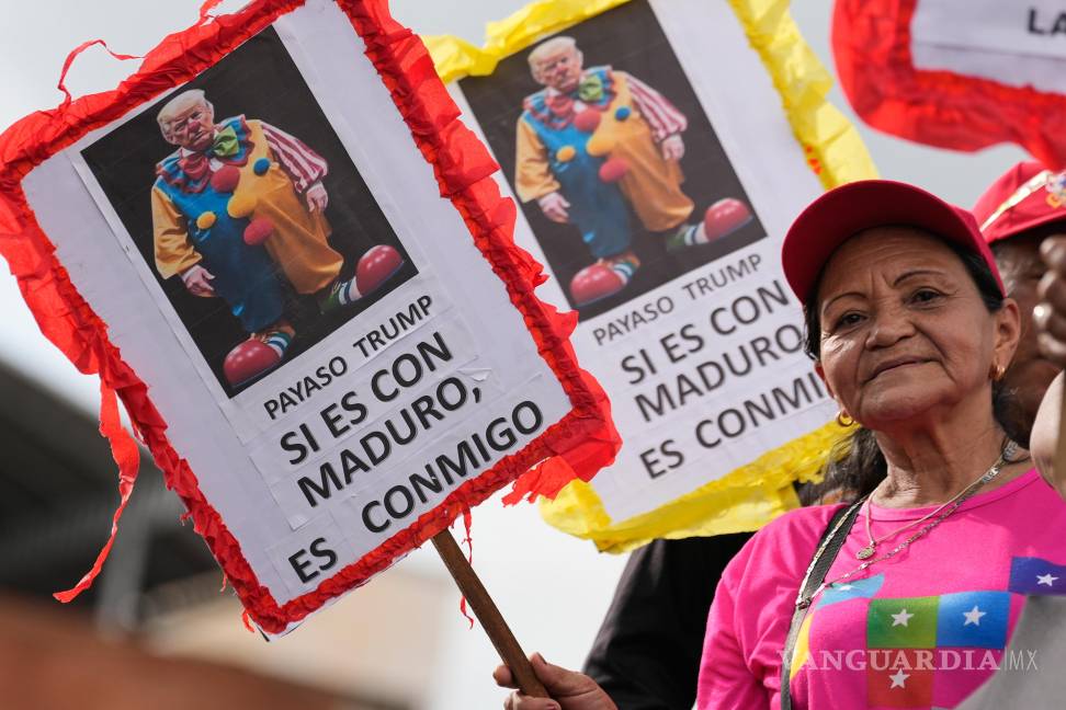 $!Una mujer con un cartel que dice “Payaso Trump, si estás contra Maduro, estás contra mí” en Caracas, Venezuela.