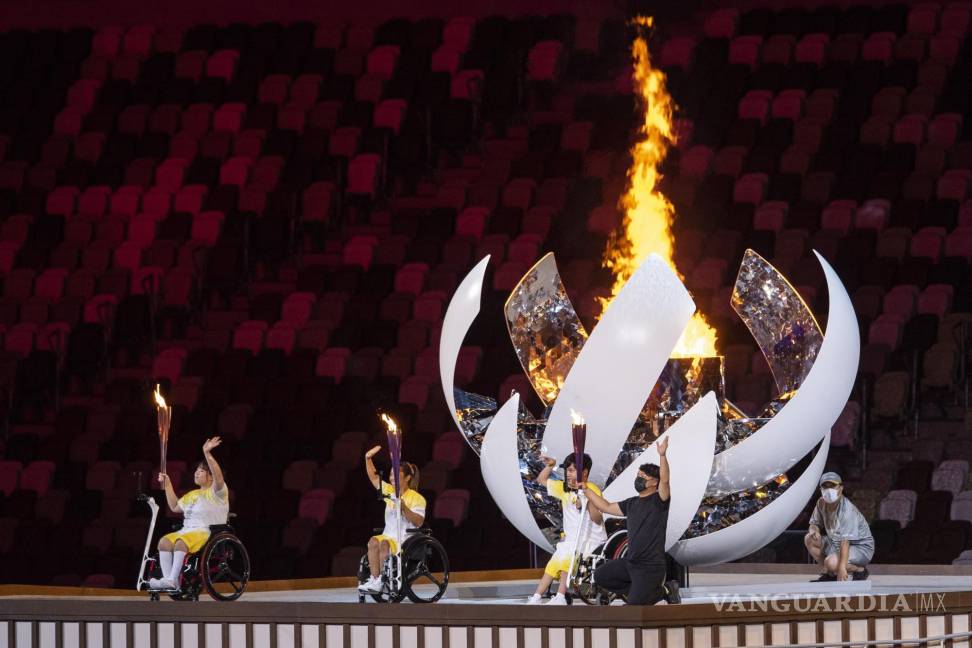 $!Tres atletas encienden el fuego durante la ceremonia de apertura durante la ceremonia de apertura de los Juegos Paralímpicos de Verano de Tokio 2020 en el Estadio Nacional de Tokio, Japón. EFE/EPA/Ennio Leanza