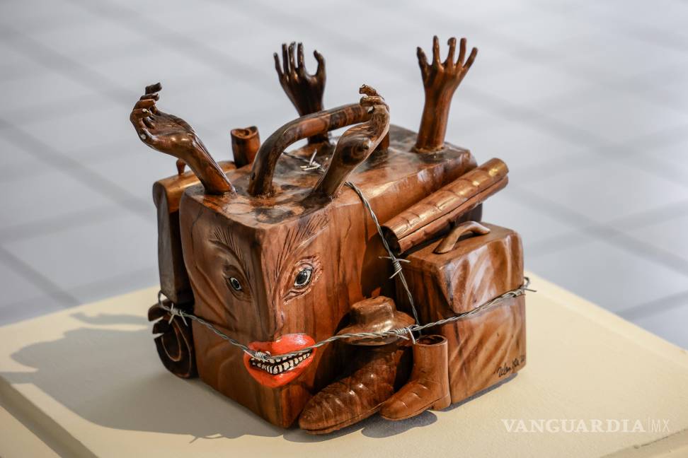 $!La migración acompaña al artista Rodney Zelenka en su exposición ‘Suitcase Stories’ en Saltillo