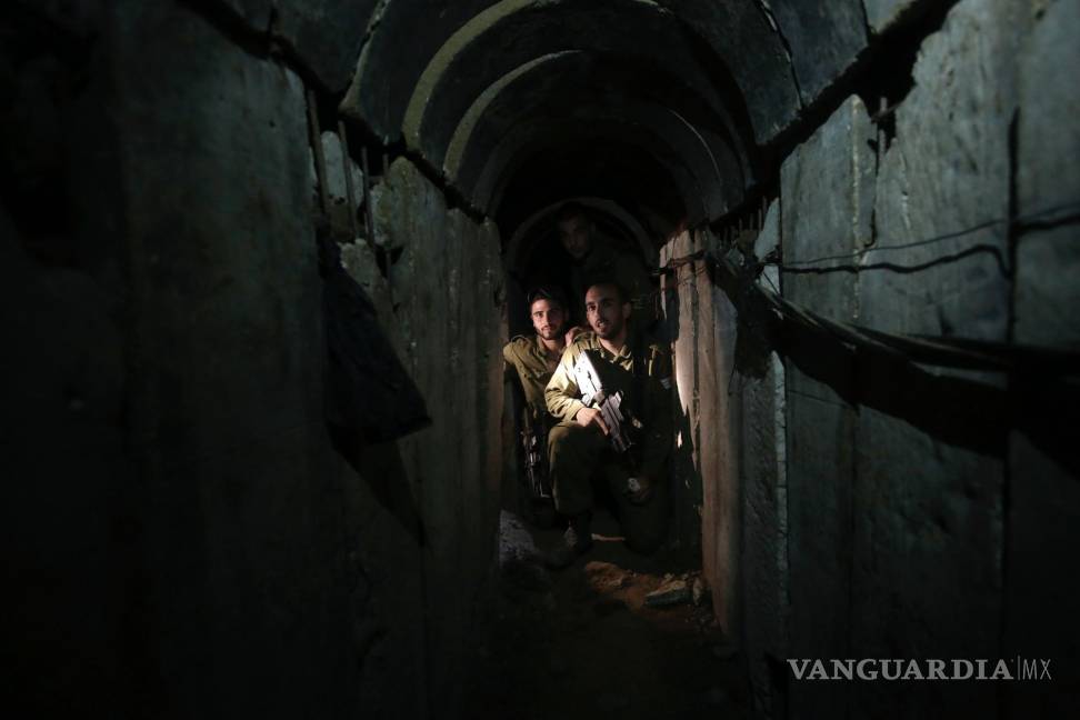 $!Soldados israelíes caminan por un túnel descubierto cerca de la frontera entre Israel y Gaza el domingo 13 de octubre de 2013.