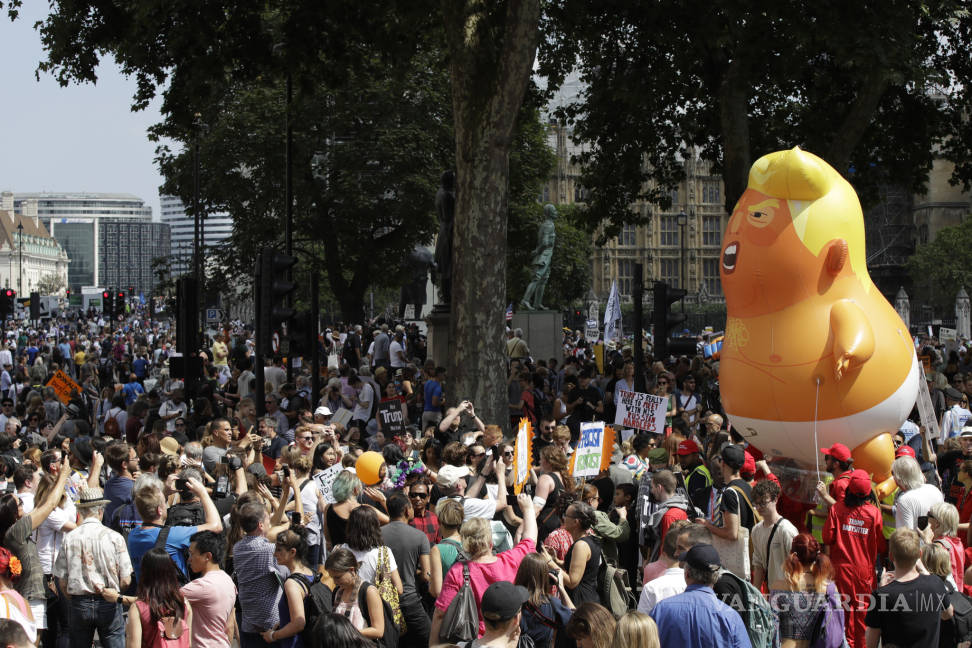 $!‘Bebé Trump’ flota sobre miles de manifestantes que toman las calles de Londres