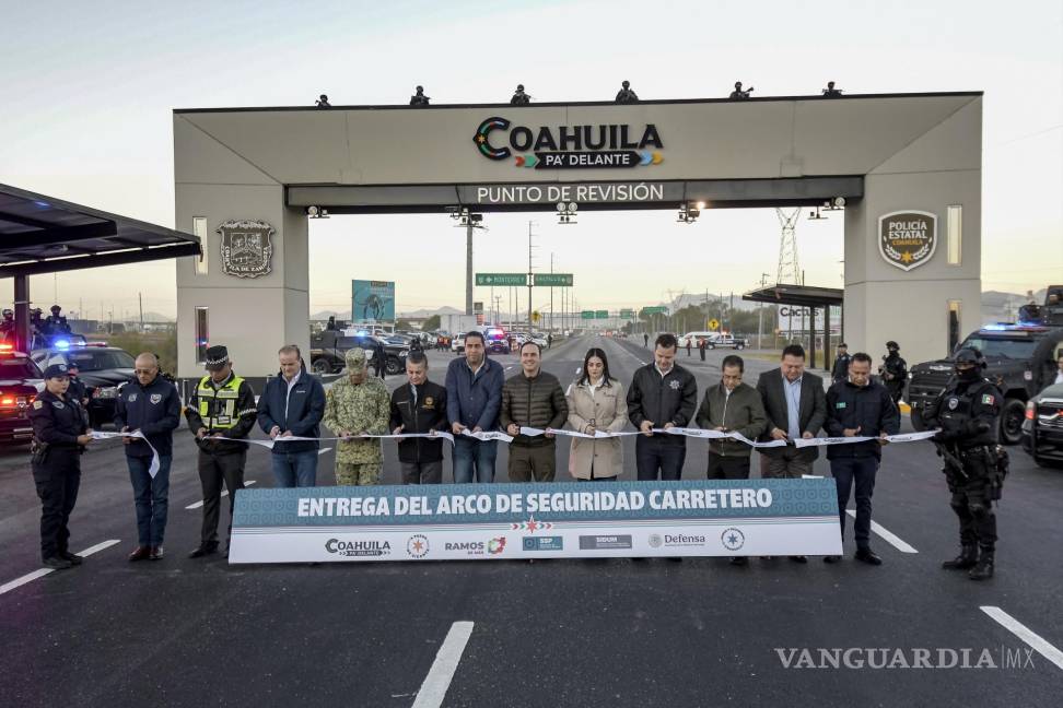 $!El gobernador Manolo Jiménez Salinas inauguró el primer Arco de Seguridad Carretero en Ramos Arizpe, reforzando la seguridad en los límites del estado.