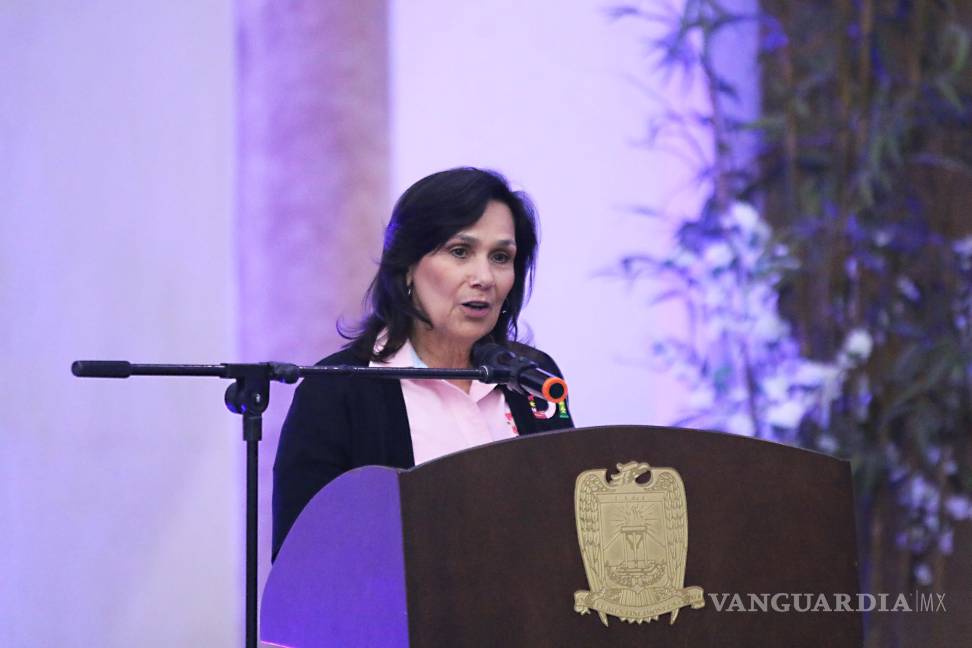 $!Liliana Salinas resaltó el papel esencial de los trabajadores sociales en el fortalecimiento del bienestar familiar, especialmente ante los cambios sociales actuales.