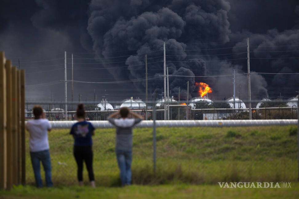 $!Desalojan a 50 mil personas en Texas por explosiones en planta química