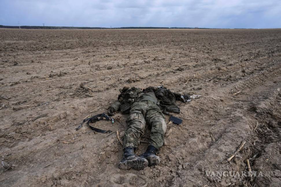 $!Un soldado ruso durante los combates contra el ejército ucraniano yace en un campo de maíz en Sytnyaky, a las afueras de Kiev, Ucrania.