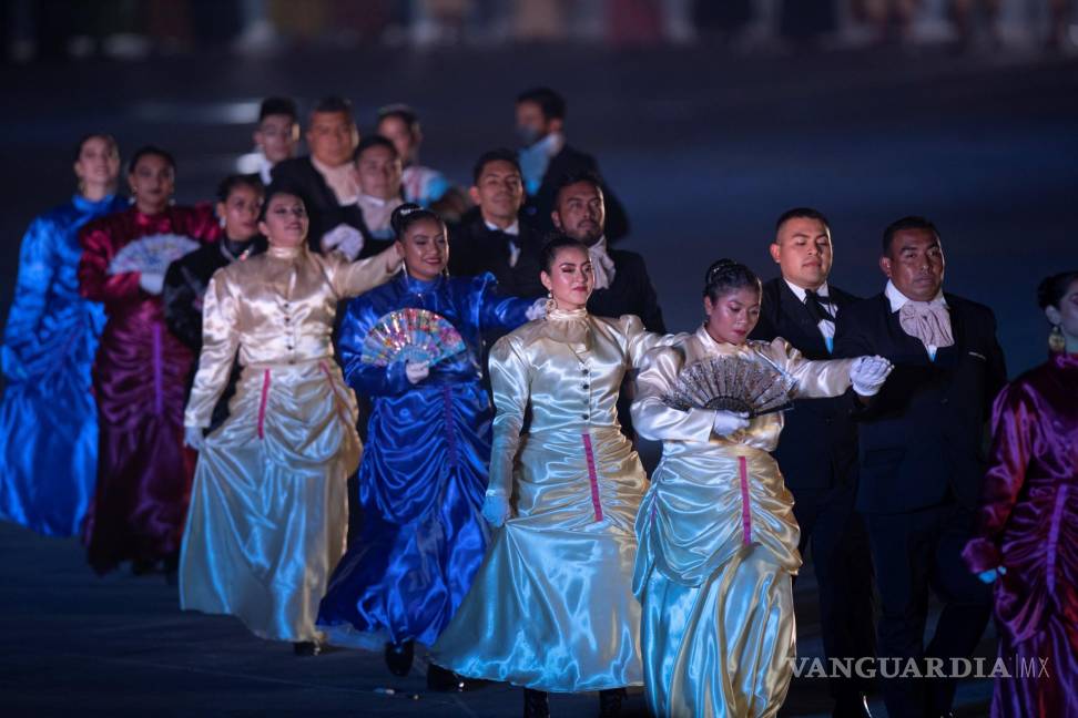 $!Fotografía que muestra una coreografía durante la ceremonia del 200 aniversario de la consumación de independencia en Ciudad de México (México). EFE/Carlos Ramírez