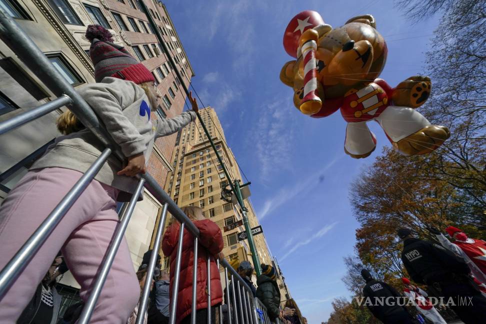 $!Eliza Bryson, de 6 años, saluda a una carroza durante el Desfile del Día de Acción de Gracias de Macy’s en Nueva York. AP/Seth Wenig