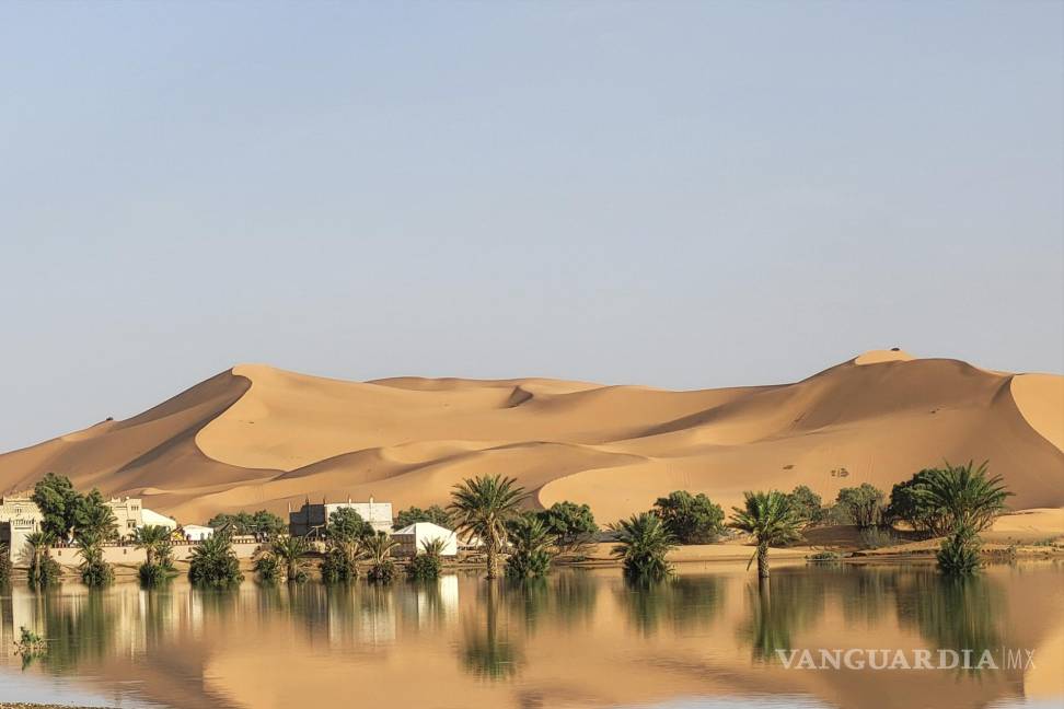 $!Un oasis se refleja en un lago causado por las fuertes lluvias en la ciudad desértica de Merzouga, cerca de Rachidia, sureste de Marruecos.