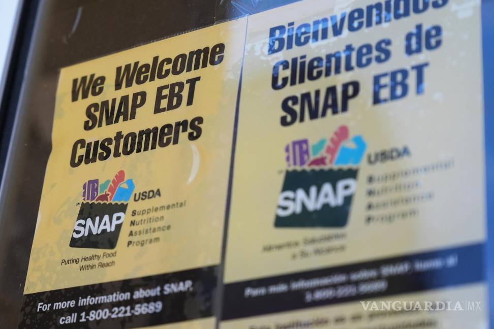 $!Un cartel informativo sobre SNAP EBT en el exterior de una tienda de conveniencia en Baltimore, este programa se vio afectado por el cierre de gobierno.