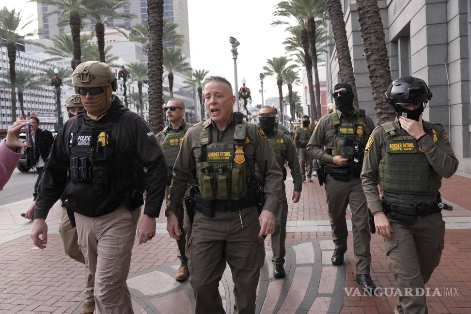 $!El comandante general de la Patrulla Fronteriza de EU, Gregory Bovino (segundo desde la izquierda), camina por una calle en Nueva Orleans, Luisiana.