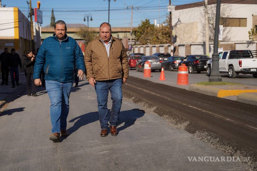 $!El programa Ola Verde trabaja en la limpieza y mantenimiento de plazas, camellones y áreas verdes, mejorando la imagen urbana y fomentando el cuidado de los espacios públicos en Ramos Arizpe.