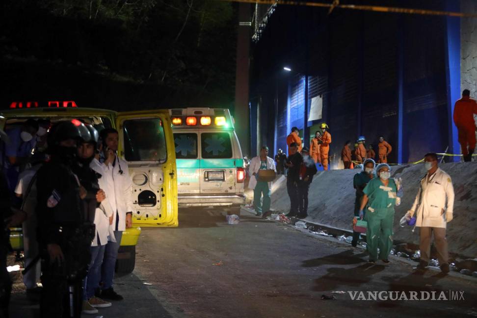 $!Miembros de la policía y primeros auxilios vigilan el lugar donde al menos 12 personas fallecieron en una estampida en el Estadio Cuscatlán previo a un partido de la Liga Mayor, en San Salvador, El Salvador.