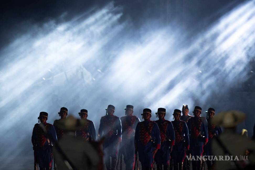 $!Fotografía que muestra la representación histórica durante la ceremonia del 200 aniversario de la consumación de independencia en Ciudad de México (México). EFE/Carlos Ramírez