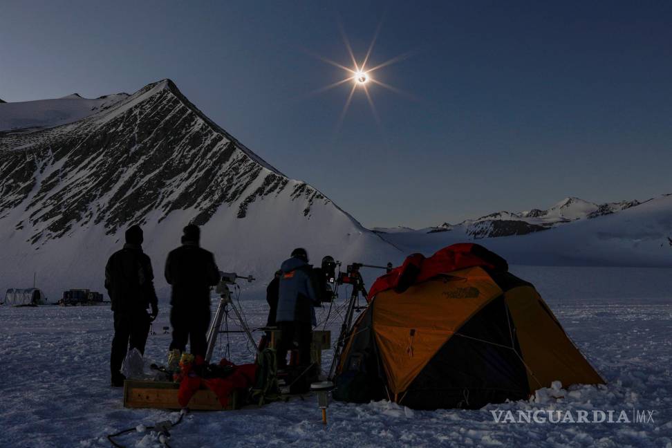 $!Un grupo de científicos observa el eclipse solar total desde la Estación Polar Científica Conjunta Glaciar Unión, en el territorio de la Antártida chilena. EFE/Felipe Truba/Imagen Chile
