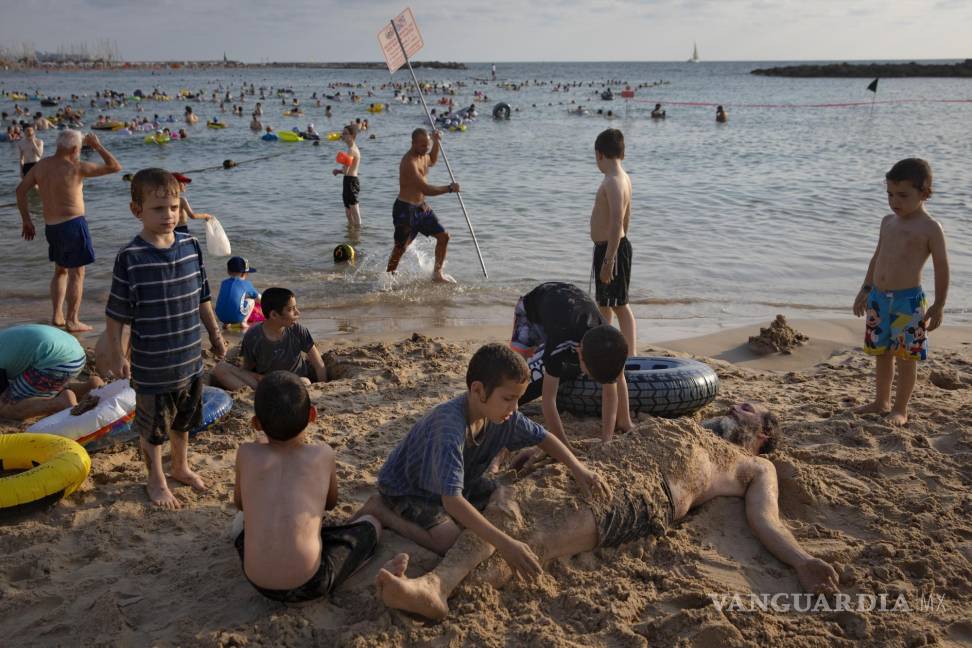 $!Playa del Mediterráneo, uno de los pocos espacios donde palestinos e israelitas pueden convivir sin muros