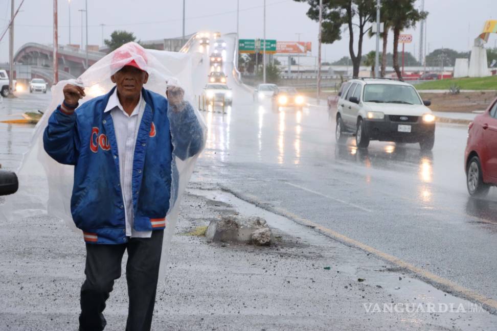 $!Despierta fuerte aguacero a saltillenses; provoca complicaciones